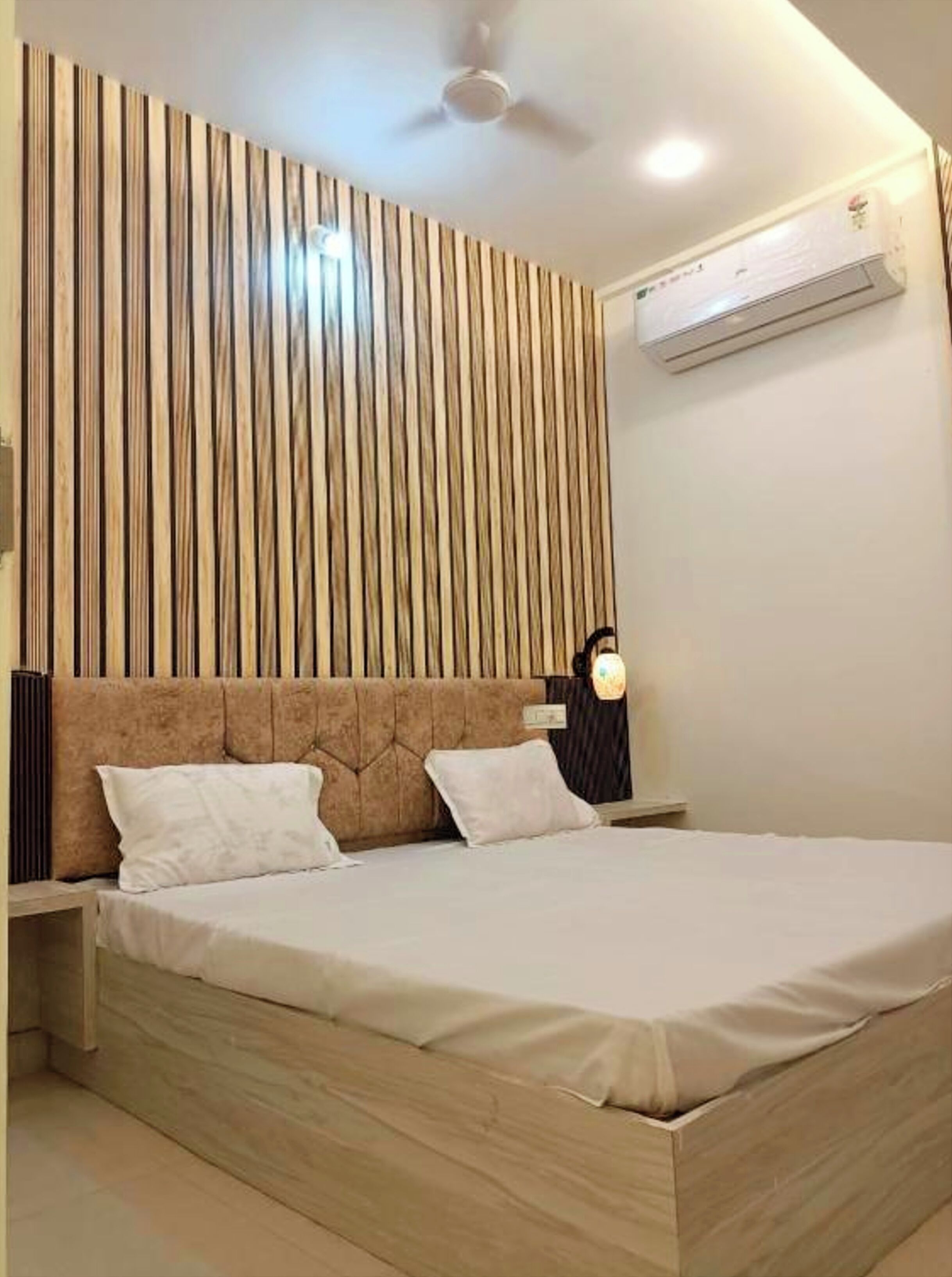 Deluxe Double Room, Air conditioning | Hypo-allergenic bedding, desk, soundproofing, free WiFi