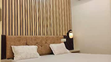 Deluxe Double Room, Air conditioning | Hypo-allergenic bedding, desk, soundproofing, free WiFi