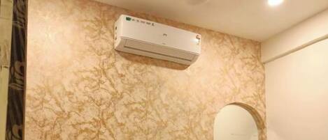 Deluxe Double Room, Air conditioning | Hypo-allergenic bedding, desk, soundproofing, free WiFi