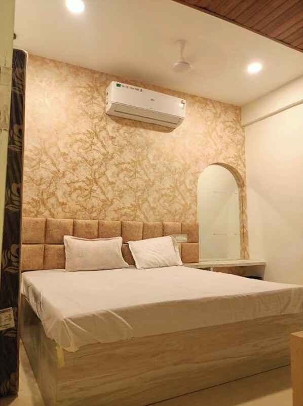 Quarto casal luxo, ar-condicionado | Roupas de cama antialérgicas, escrivaninha, quartos à prova de som