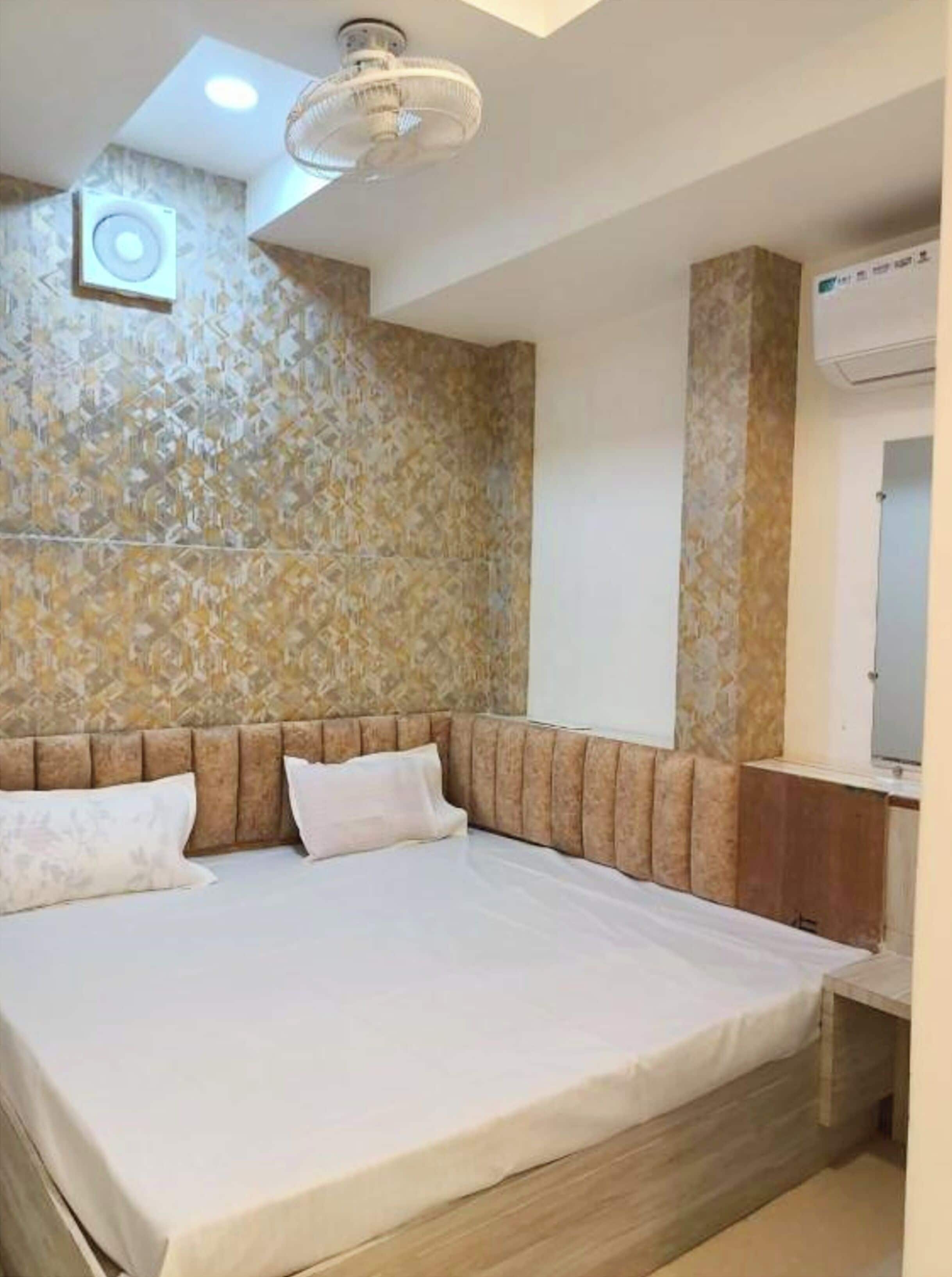 Deluxe Double Room, Air conditioning | Hypo-allergenic bedding, desk, soundproofing, free WiFi