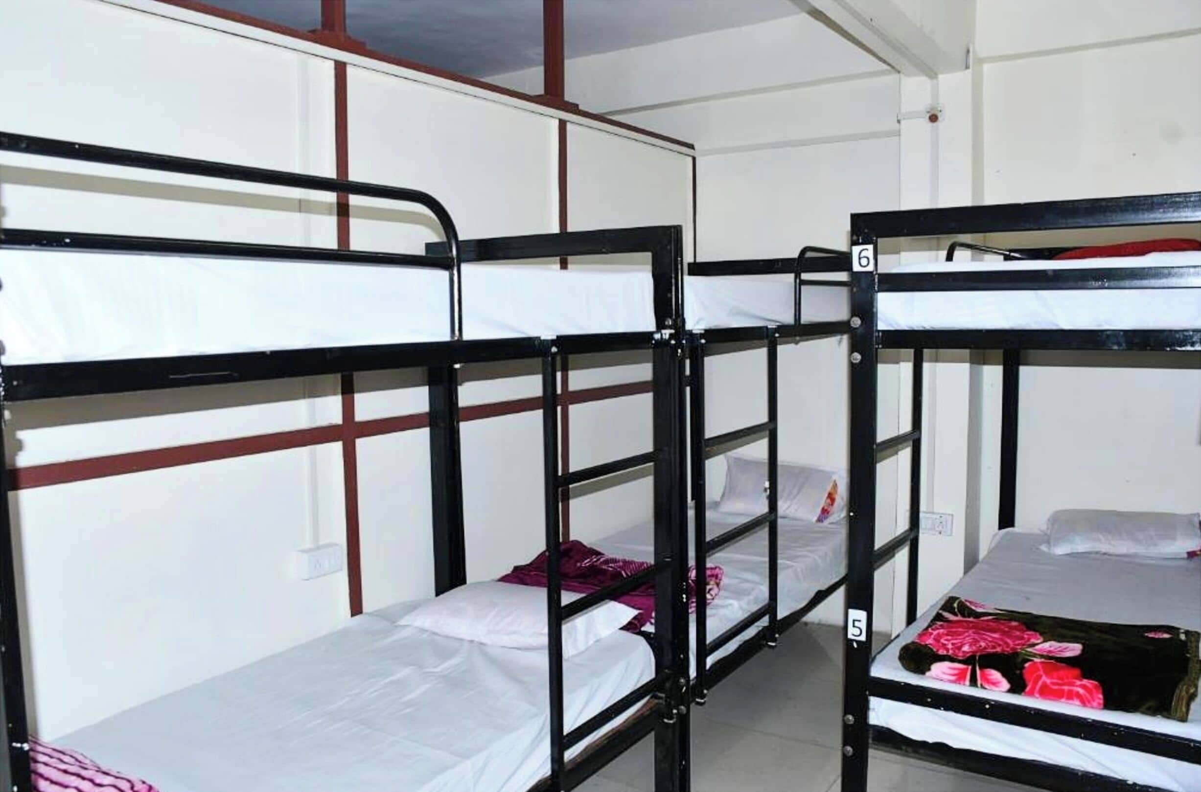 Dormitori compartit, aire condicionat | Roba de llit hipoal·lergògena, escriptori i habitacions insonoritzades 