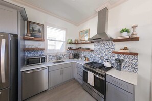 Coffee/tea maker, fridge, microwave, oven - Sunflower Cottage Downtown (Pensacola)