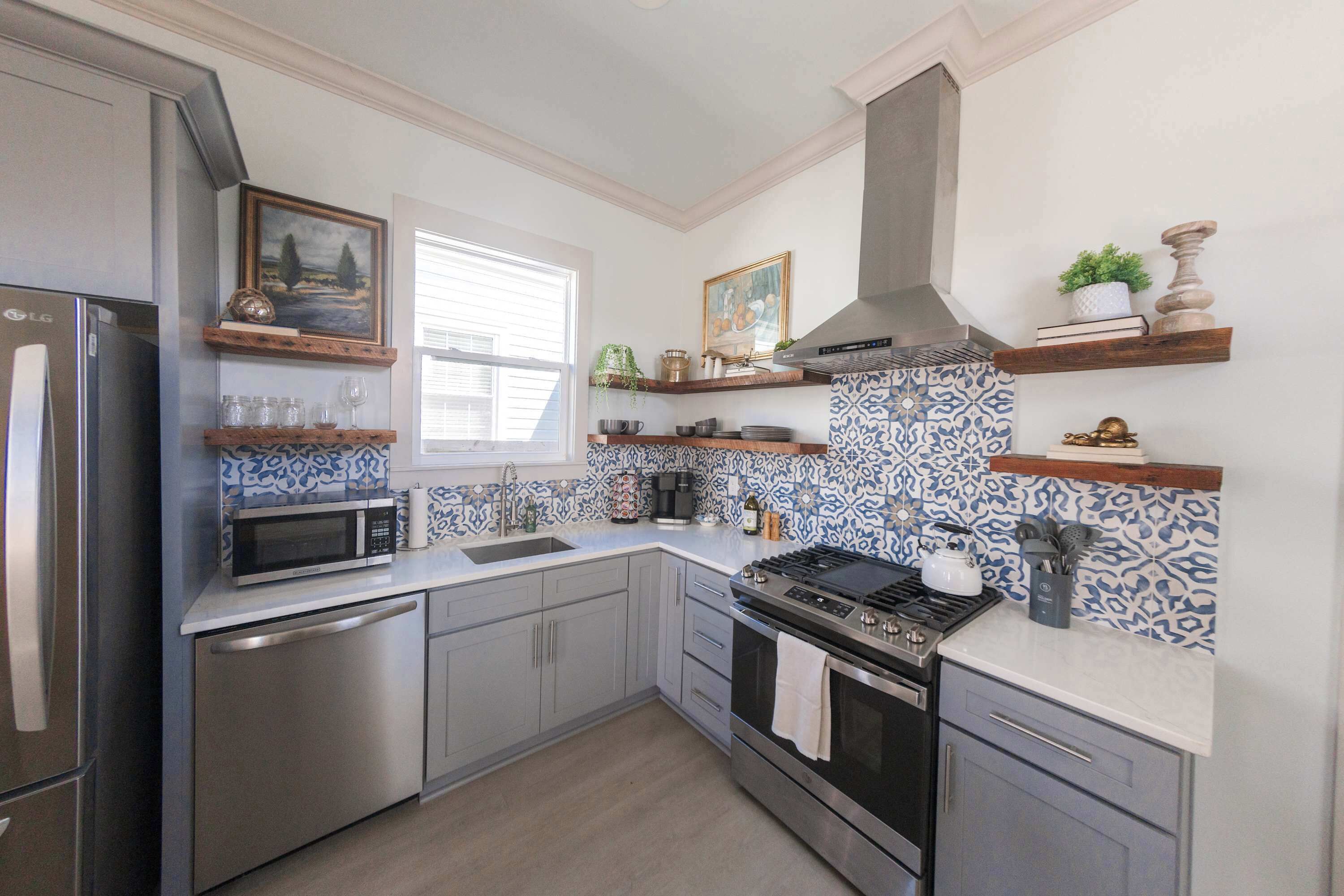 Geladeira, micro-ondas, fogão, cooktop