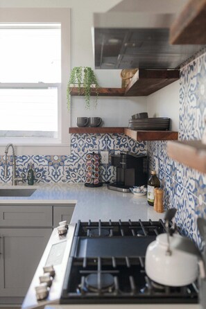 Coffee/tea maker, fridge, microwave, oven