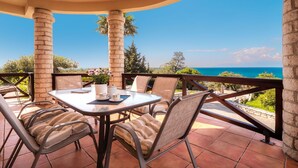 A terrace with a table and chairs, overlooking a scenic view of the sea. - Villa Irida - Holiday home with pool 400 meters from Agios Spyridon beach in Corfu (Acharavi)