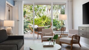 TV - Perfect St. Pete's Stay - Exclusive Cabanas, Coastal Dining & Attractions Nearby (St. Petersburg)