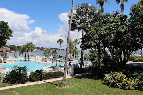 Serene Getaway w/Balcony - Access to Adventure & City Excitement, Beach Escape