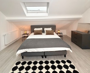 2 عدّة غرف نوم ومكواة/لوح كي وواي فاي وملاءات أسرّة