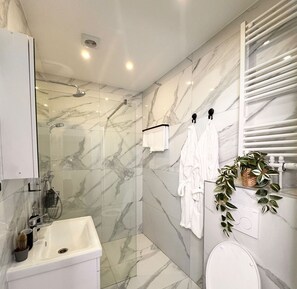 تجهيزات دش، مجففات شعر، مناشف، صابون