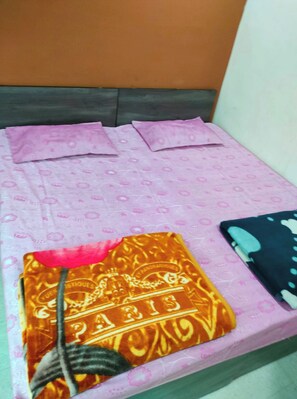 Standard Double Room | Hypo-allergenic bedding, desk, soundproofing, free WiFi