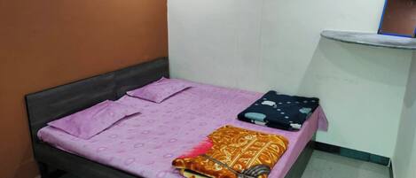 Hypo-allergenic bedding available, desk, soundproofing, WiFi (free)
