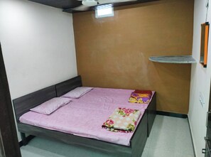 Standard Double Room, Air conditioning | Hypo-allergenic bedding, desk, soundproofing, free WiFi