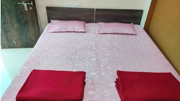 Standard Double Room | Hypo-allergenic bedding, desk, soundproofing, free WiFi