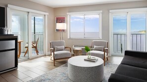 TV - Indulge in Coastal Calm at a Stunning Paradise Near Downtown | Pet Friendly (St. Petersburg)