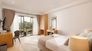 Luxury Room | Frette Italian sheets, premium bedding, in-room safe, desk