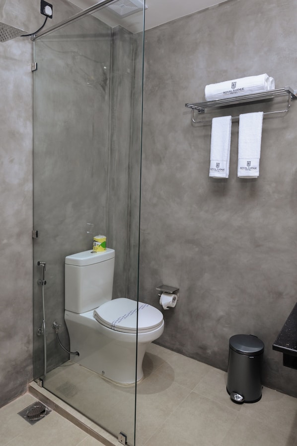 Habitación estándar | Baño | Regadera, regadera tipo lluvia, amenidades de baño gratuitas 