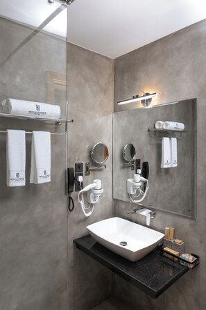 Phòng Deluxe | Phòng tắm | Buồng tắm vòi sen, vòi sen phun mưa, đồ dùng nhà tắm miễn phí 