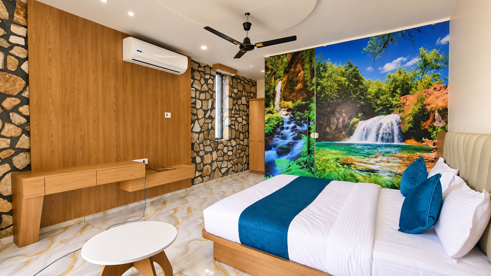 Un dormitorio con cama, escritorio y aire acondicionado de pared.