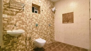 Shower, perlengkapan mandi gratis, handuk, dan sabun