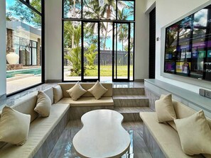 Two-Bedroom Villa | ห้องนั่งเล่น | ทีวีจอแอลอีดี 43 นิ้ว พร้อมช่องเคเบิล