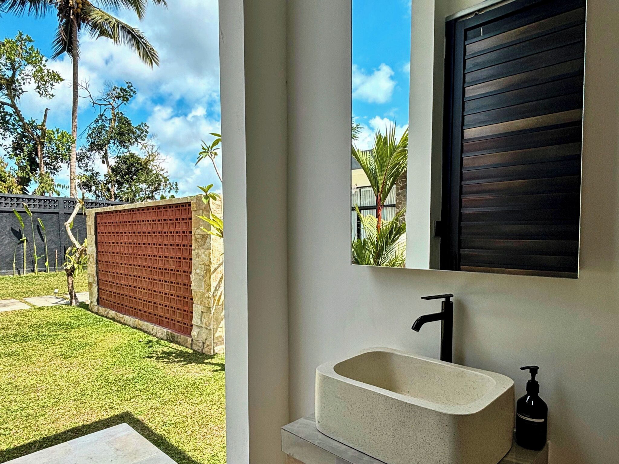 Two-Bedroom Villa | Bad | Dusj, regndusjhode, h åndklær og såpe