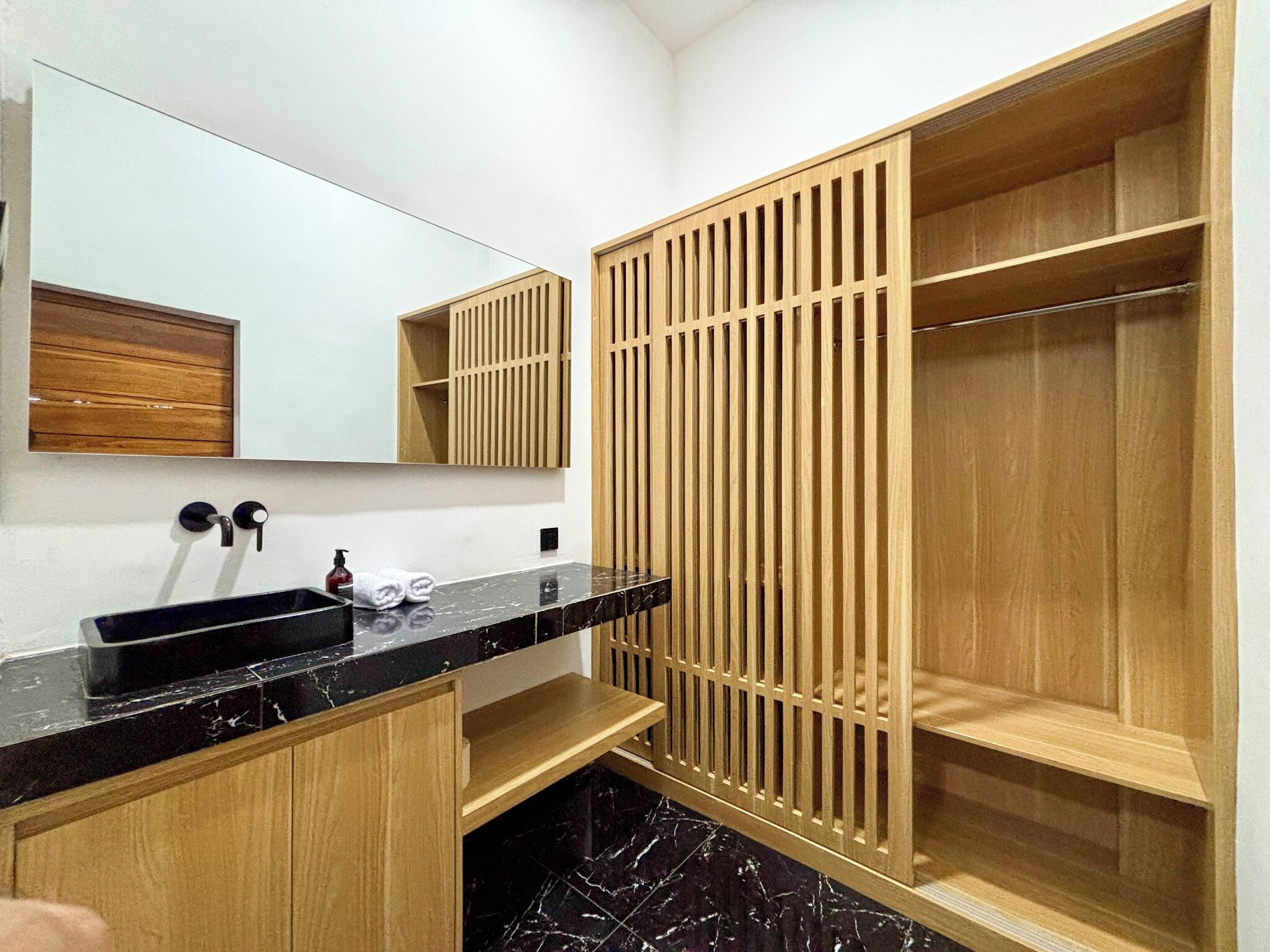 Two-Bedroom Villa | Bad | Dusj, regndusjhode, håndklær og såpe