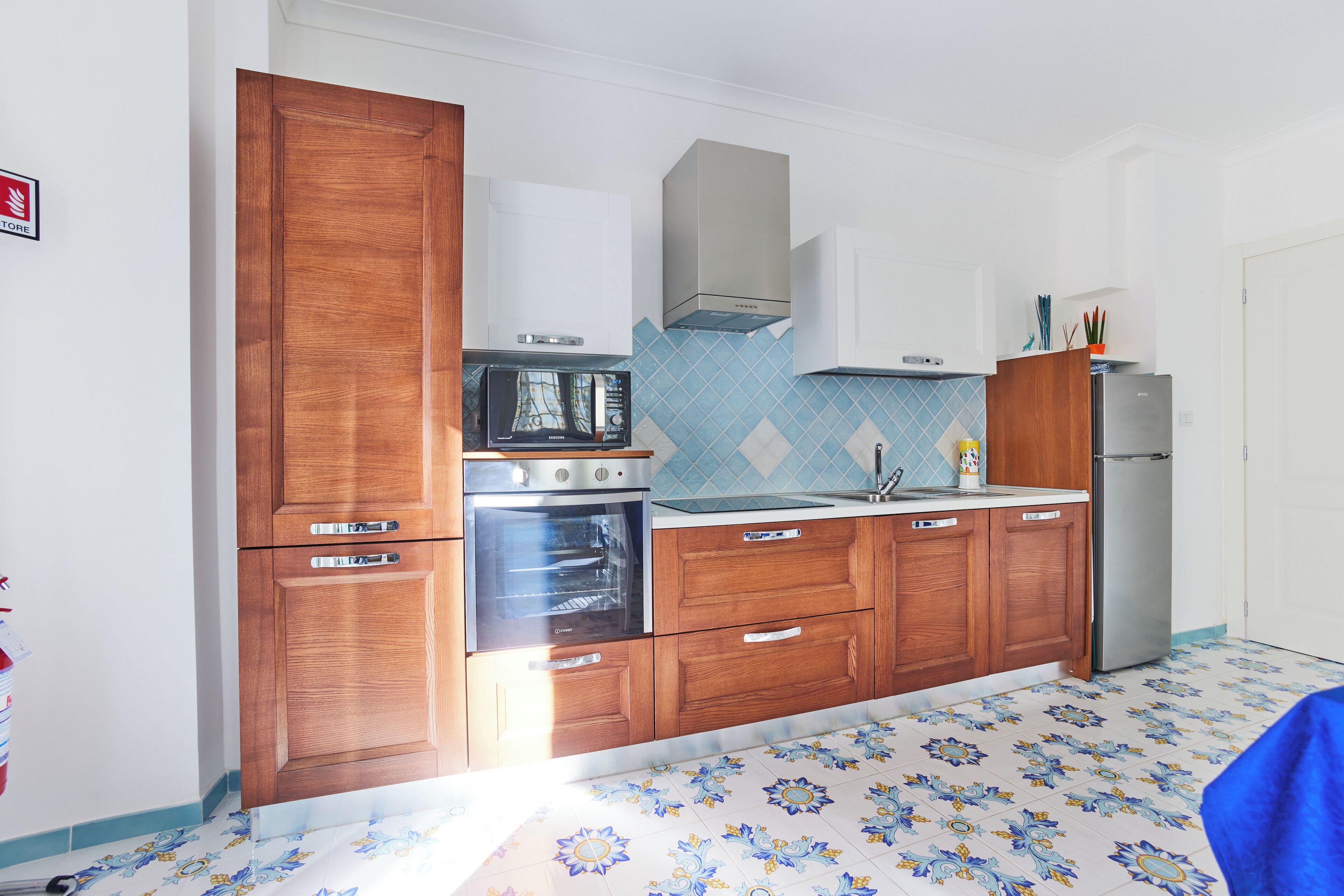 Frigorífico, microondas, horno y placa de cocina