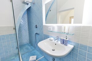 Haartrockner, Bidet, Handtücher, Seife