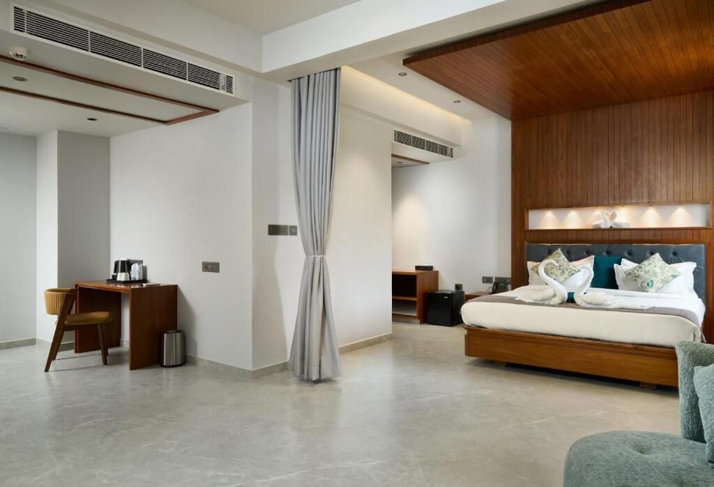 Un dormitorio moderno con cabecera de madera, un escritorio y una silla.