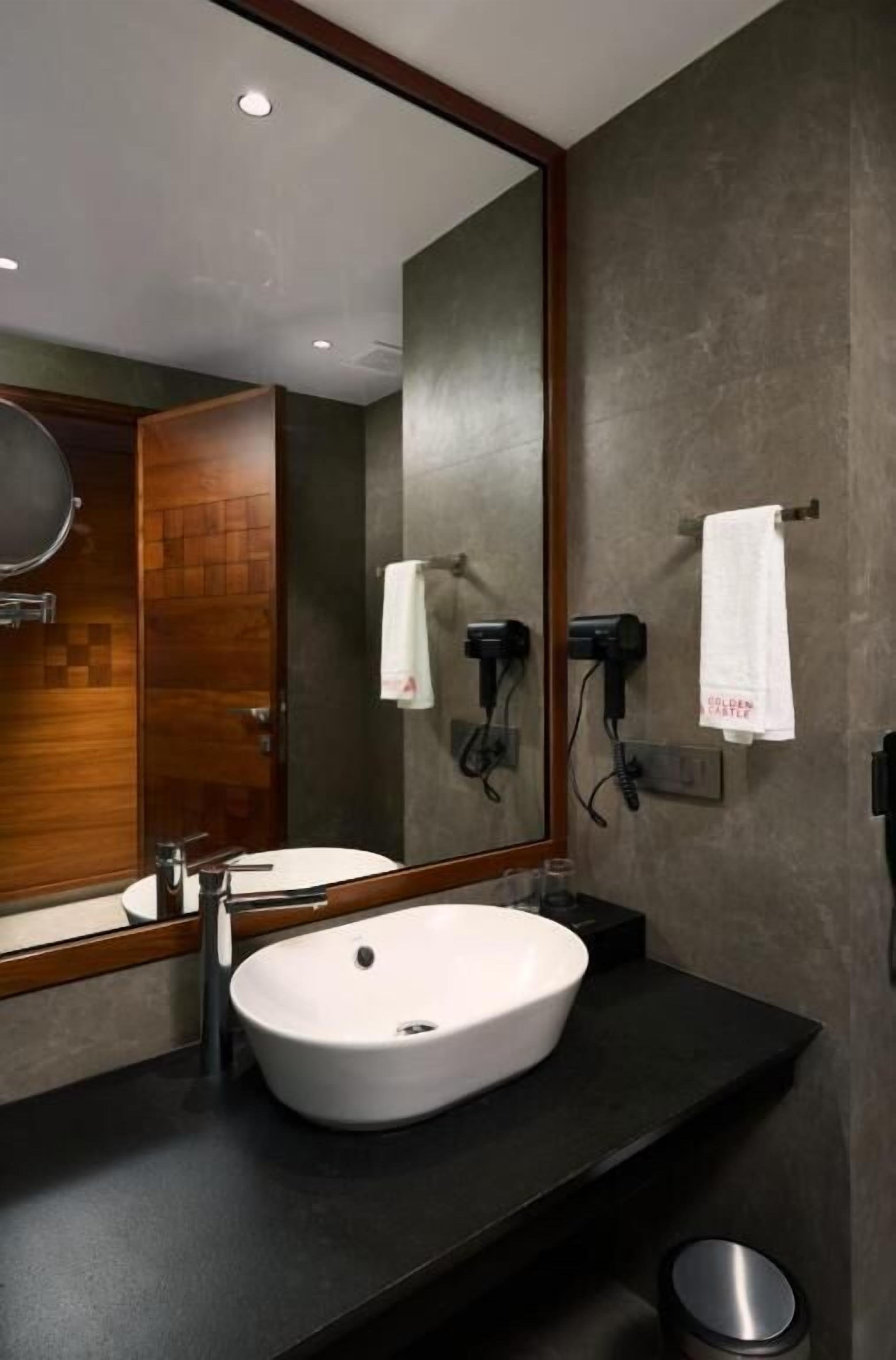 吹风机、拖鞋、毛巾、肥皂