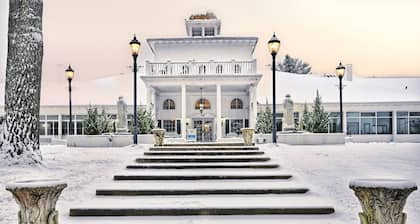 Group Escape x3 | Riverfront Resort w/ Pool, Spa & Tennis Court! Pets Allowed!