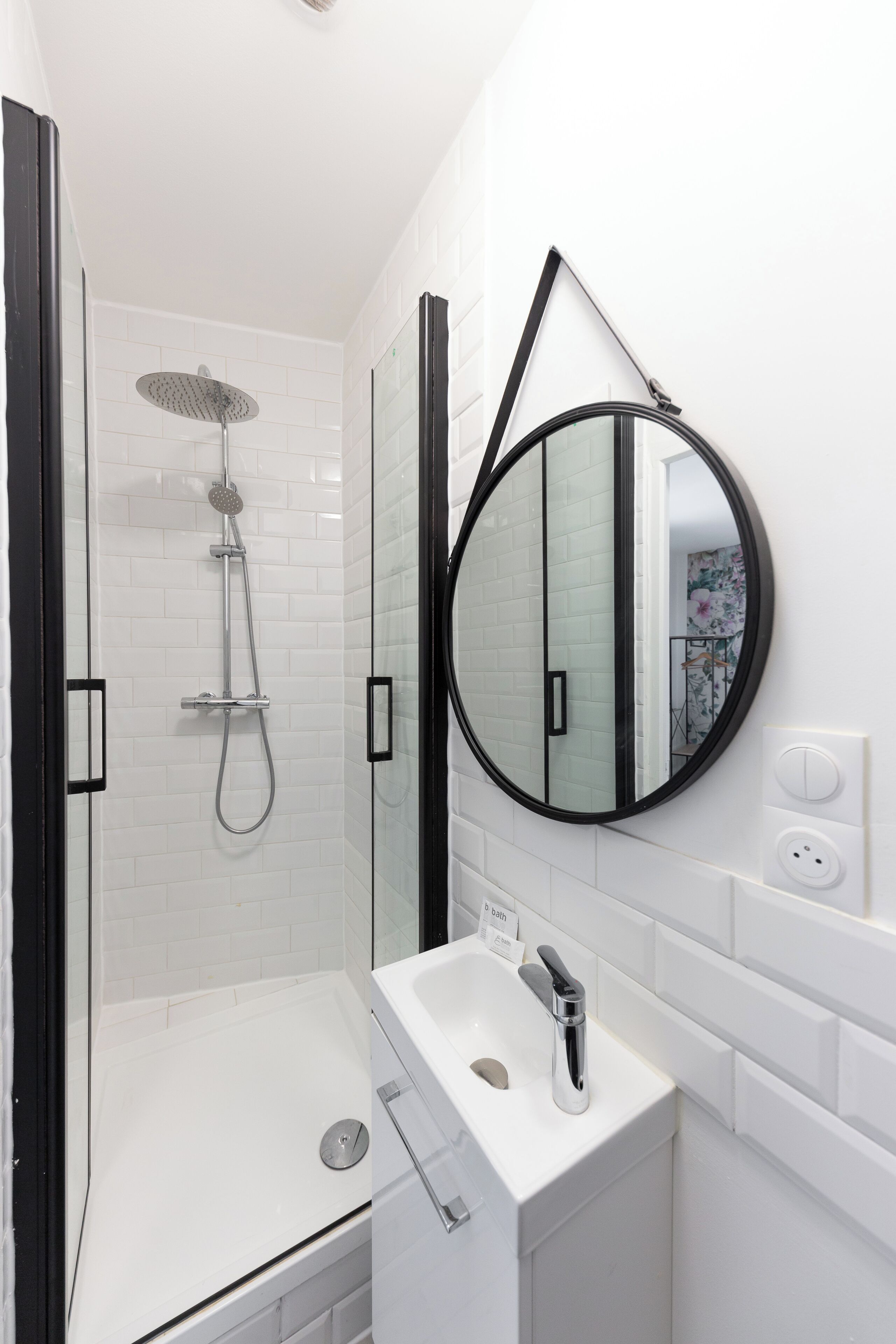 Shower, jetted tub, hair dryer, towels