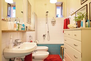 Sèche-cheveux, bidet, serviettes fournies, savon