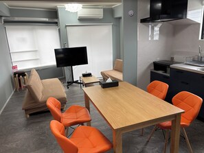 Apartament familiar, diversos llits, no fumadors, cuina | Sala d'estar | Televisor de pantalla plana de 43 polzades amb canals digitals 