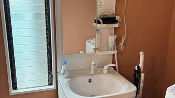 Apartamento família, várias camas, para não fumantes, cozinha | Banheiro | Chuveiro/banheira combinados, banheira de imersão, secador de cabelo