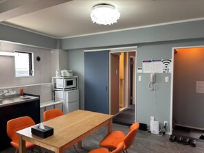 家庭公寓, 多张床, 无烟房, 厨房 | 起居区 | 43-英寸纯平电视（配备数码频道）