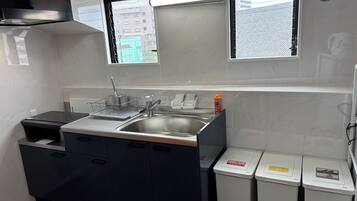 Departamento familiar, varias camas, para no fumadores, cocina | Cocina privada | Refrigerador, microondas, horno y parrilla de estufa