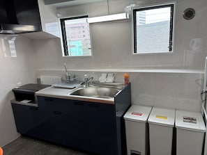 Apartamento família, várias camas, para não fumantes, cozinha | Cozinha privada | Geladeira, micro-ondas, fogão, cooktop