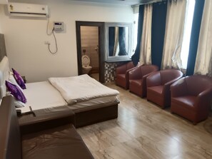 Habitación Deluxe, vista a la ciudad | Wifi gratis y ropa de cama