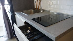 Apartamento, sacada | Cozinha americana privada | Chaleira elétrica