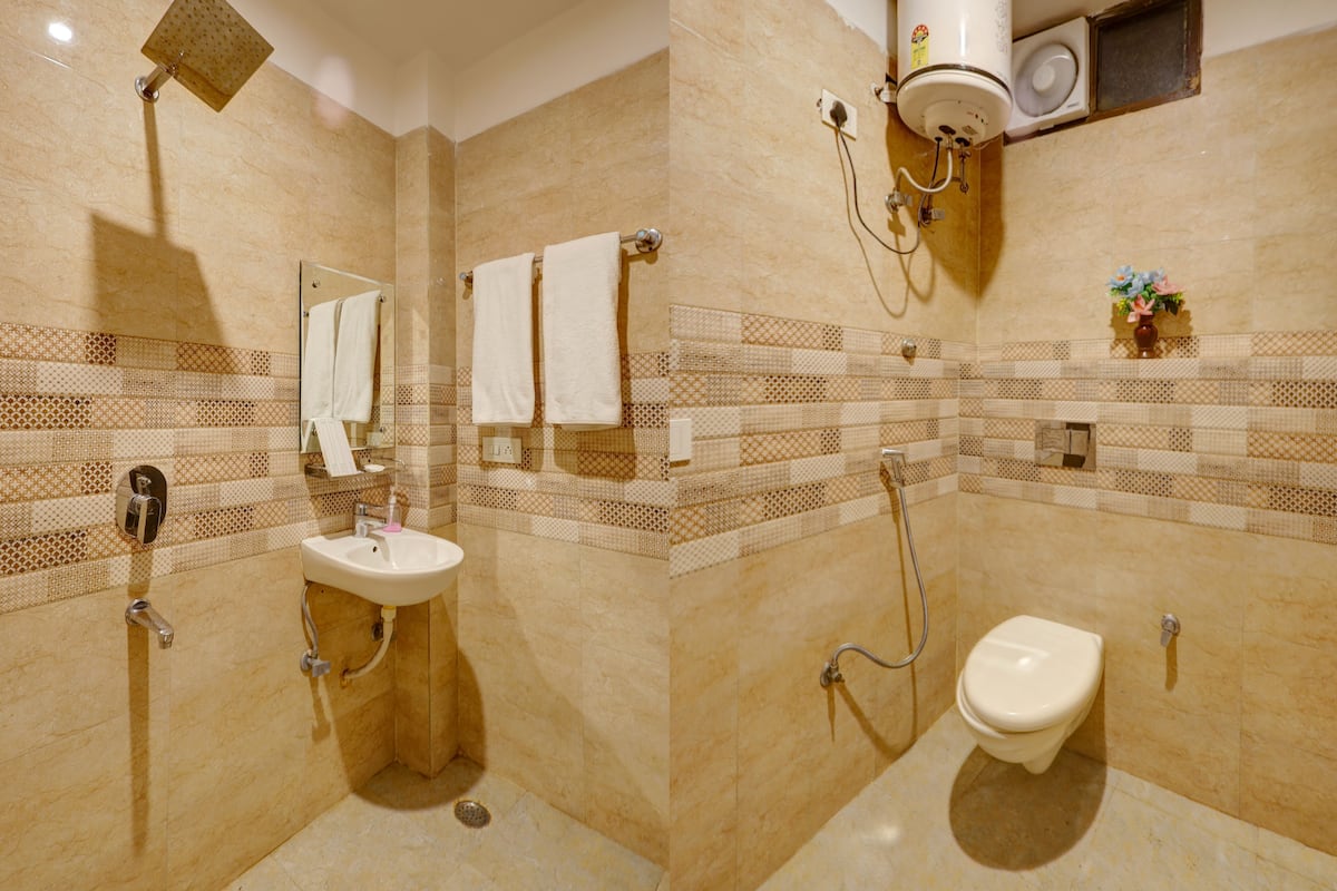 Hydromassage showerhead, slippers, towels, soap