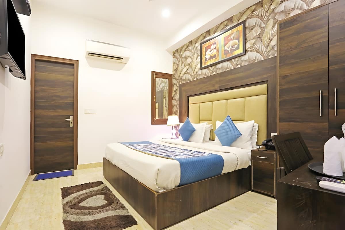 Deluxe Double Room | Premium bedding, in-room safe, desk, laptop workspace
