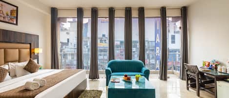 Superior Double Room | Peralatan tempat tidur premium, peti besi dalam bilik, meja