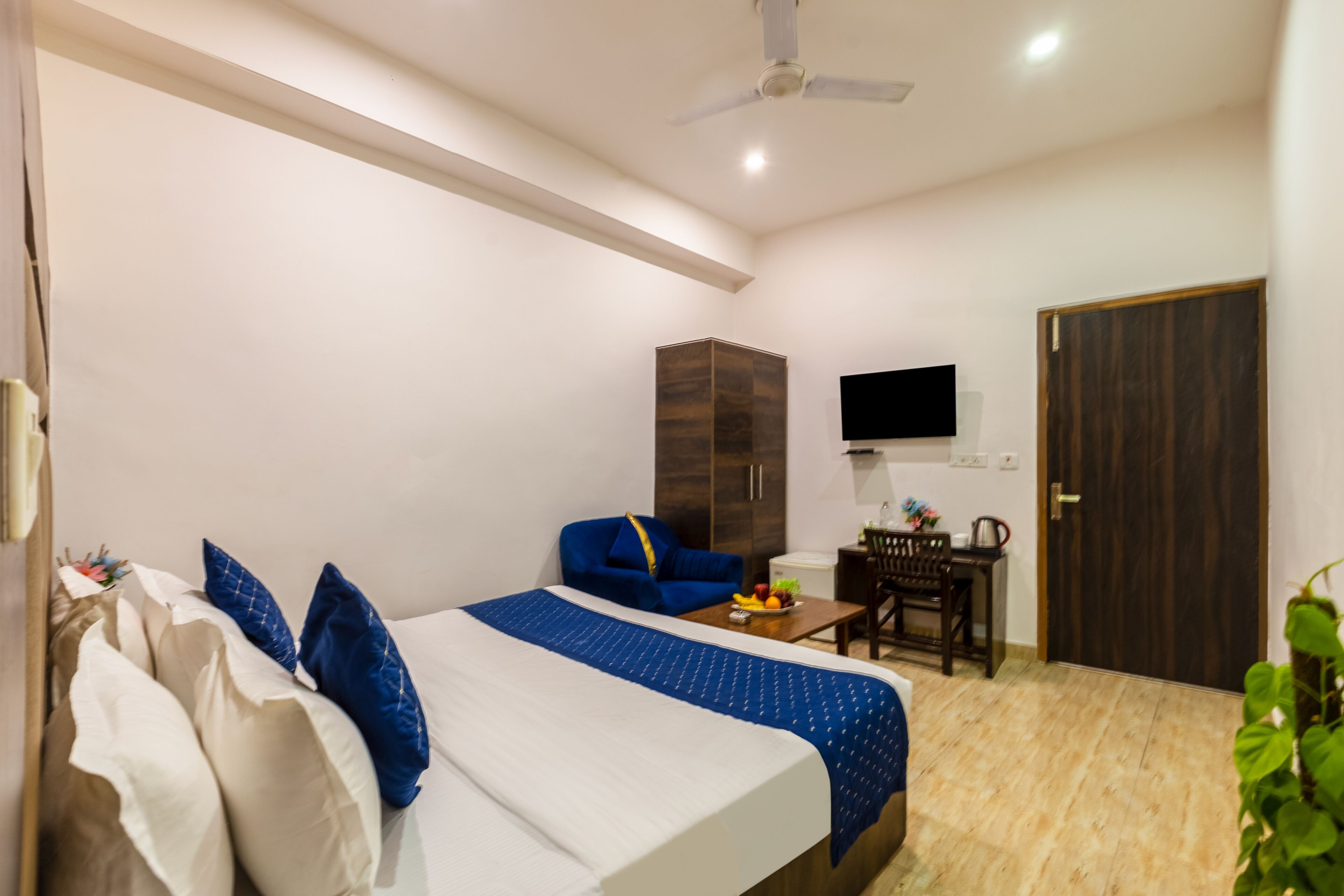 Classic Double Room | Premium bedding, in-room safe, desk, laptop workspace