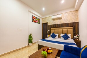 高级双人房 | 高档床上用品、客房内保险箱、办公桌、笔记本电脑工作区