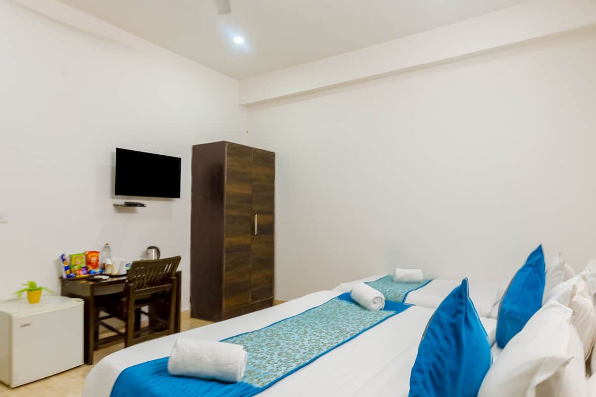 Classic Triple Room | Premium bedding, in-room safe, desk, laptop workspace