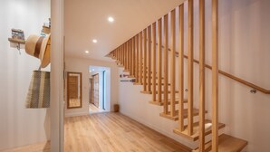 A wooden staircase with a modern design, leading to an upper floor. - AR PAVILHON Villa ****, à 50 m de la plage pour un séjour unique à Douarnenez (Douarnenez)