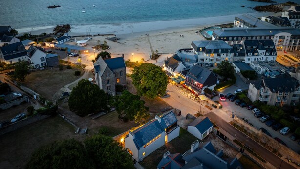 An aerial view of a coastal town with a beach, buildings, and a marina. - AR PAVILHON Villa ****, à 50 m de la plage pour un séjour unique à Douarnenez (Douarnenez)