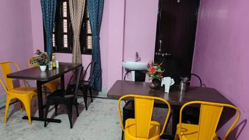 Standard Room, City View | Dining room